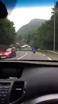 Des motards de la gendarmerie escortent un couple