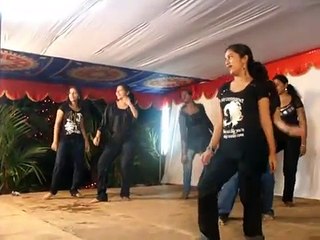 COLLEGE GIRLS ARE ENJOYING ON DANCING
