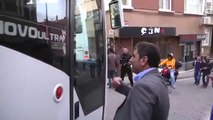 Chp Milletvekili Aykut Erdoğdu polis arabasının camını eliyle böyle kırdı saniye saniye görüntüler