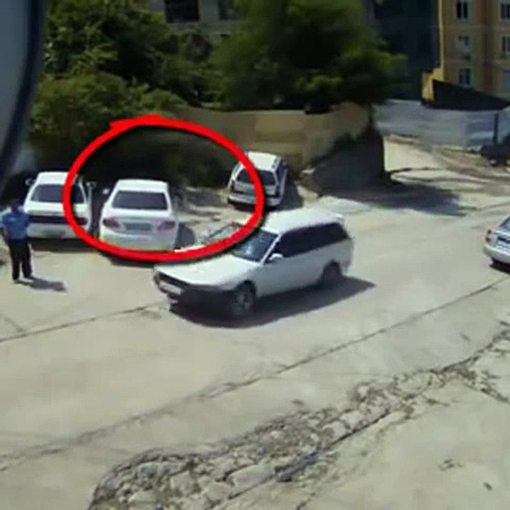 Sortir de sa voiture 1 sec avant l'accident avec un camion !