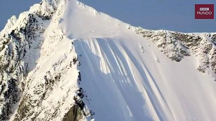 Esquiador sale ileso de espectacular caída  en Alaska