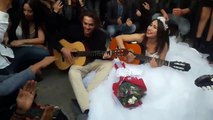شابان يحتفلان بزواجهما في شارع الحبيب بورقيبة بالعاصمة