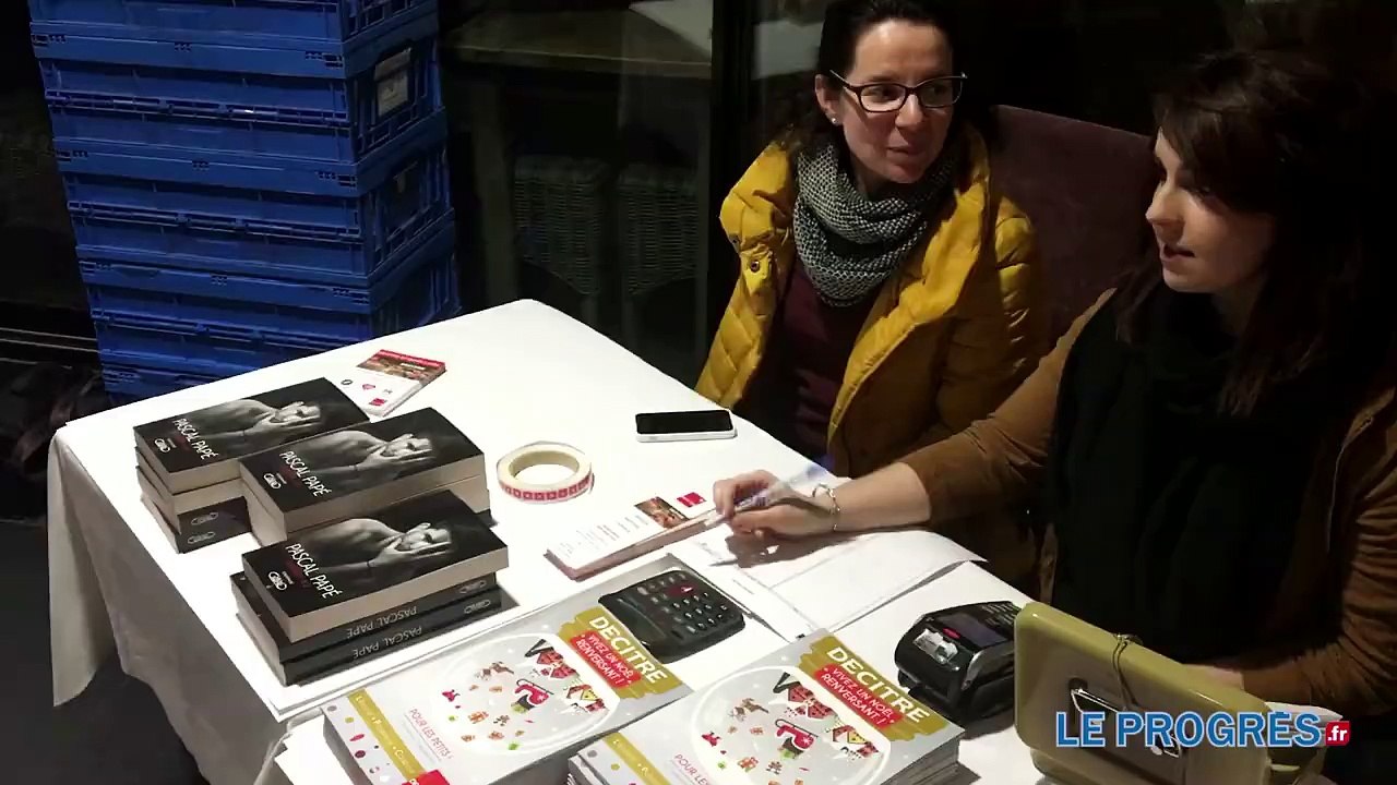 Le rugbyman Pascal Papé présente son livre chez lui à Vernaison