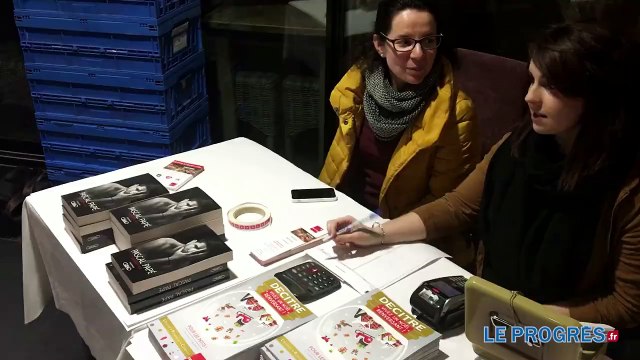 Le rugbyman Pascal Papé présente son livre chez lui à Vernaison