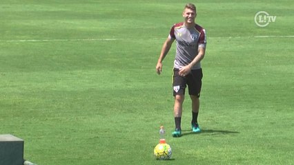 Lyanco faz mágica no 'desafio da garrafa em pé'