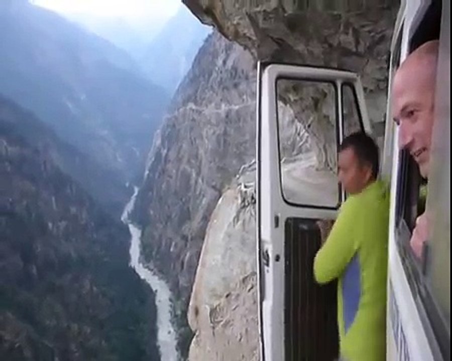 Самая опасная дорога. Это как дорога в один конец. УЖАААС! Смотрите....