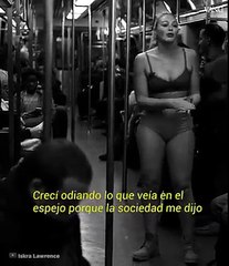 Una modelo se desnudó en un vagón de metro