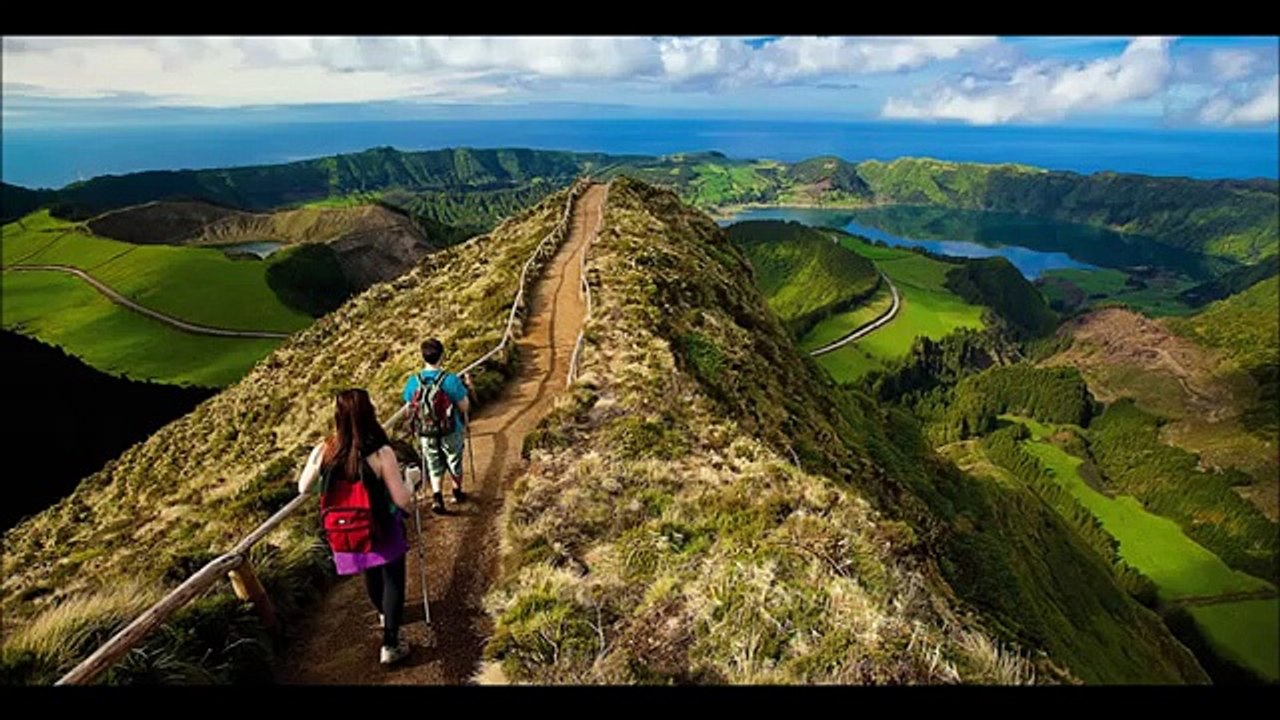 Huge impressive Cigar Shaped UFO appears over the island of São Miguel, Azores,21.08.2013.