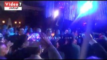 أحمد موسى يرقص على أنغام والله وعملوها الرجالة فى زفاف أبنته