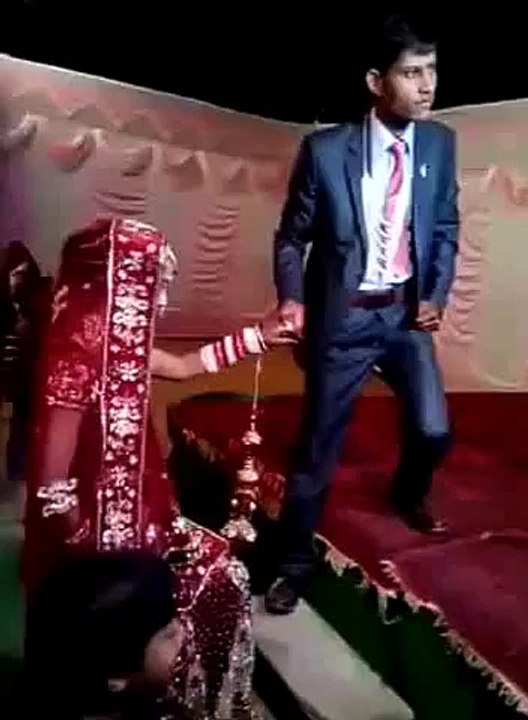 Whatsapp Funny Video Groom's Pant Zip is open while posing for marriage photos