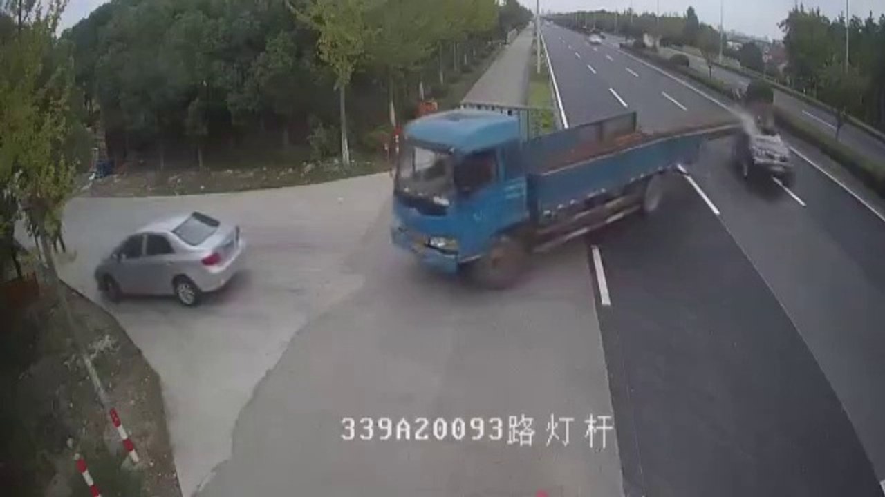 Une voiture s'empale sur une barre métallique transportée par un camion... Accident dramatique