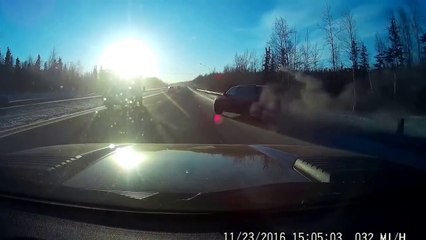 Il perd le controle de sa voiture sur une autoroute verglacée en Alaska