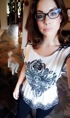 Une fille demande à son chien ce qu'il pense de ses nouvelles lunettes