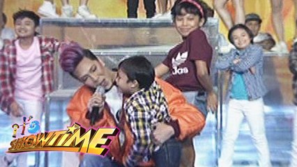 It's Showtime: Vice, Awra, & Onyok perform "Ang Kulit"