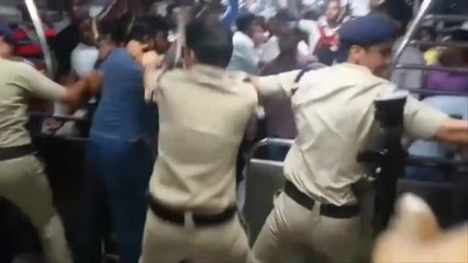Live Fight in Mumbai INDIA||मुम्बई लोकल में पुलिस और जनता के बिच लड़ाई ||Latest News INDIA