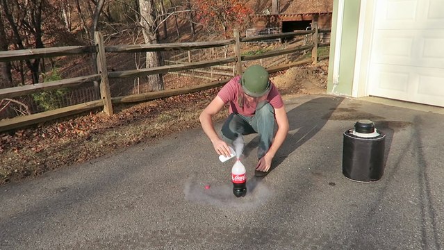 Une réaction surprenante en mélangeant du coca avec de l'azote liquide
