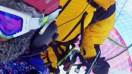 Le parapentiste Tim Green s'offre un vol et une nuit en pleine montagne avec sa fille de 4 ans