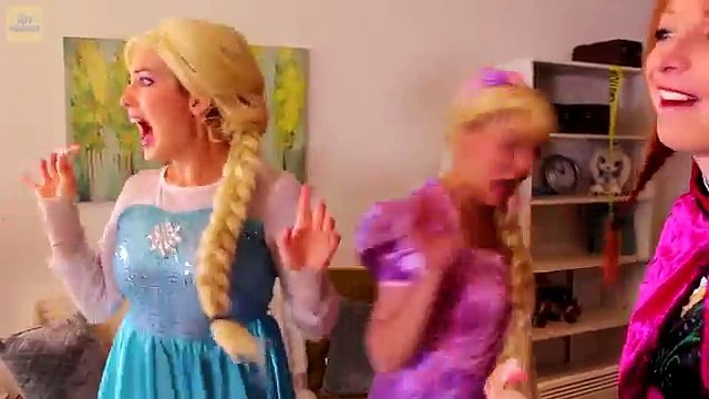 Frozen Elsa STEALS SANTA’S COSTUME! w_ Spiderman Spidergirl Joker Evil Elsa Maleficent Superheroes