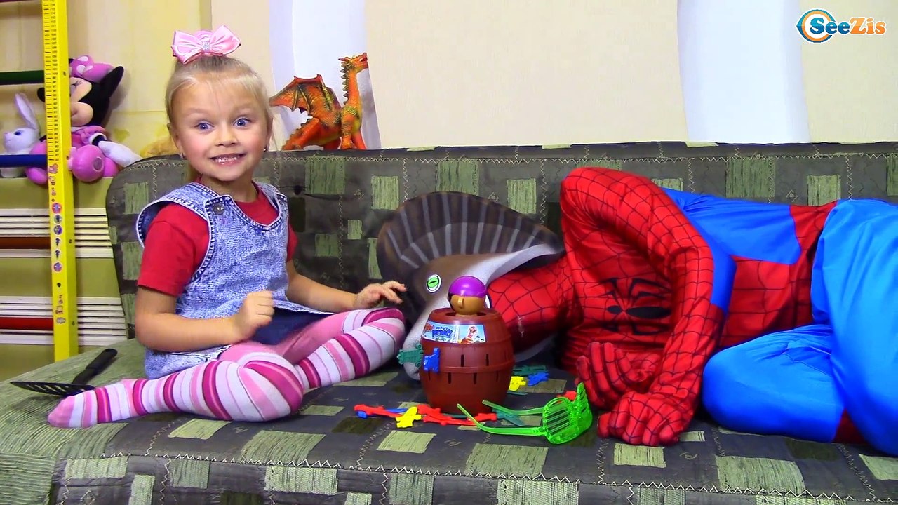 ЗМЕЯ УКУСИЛА ЧЕЛОВЕКА ПАУКА ДОКТОР Ярослава делает Укол ПРОТИВОЯДИЯ PLAY DOCTOR Видео для детей