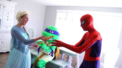 Frozen Elsa IN LOVE with SUPERMAN!! Harley Quinn Steals Supermans Cape! Spiderman and Elsa Breakup