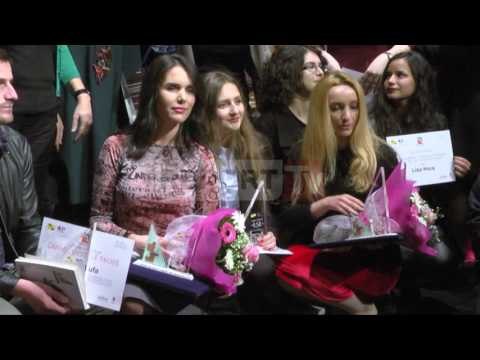 Report TV - Ndahen çmimet, prozë, poezi ese të Festivalit Letrar për të Rinj