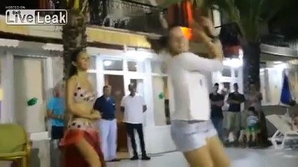 سائحة روسية تتحدى راقصة تركية وتحرجها أمام الجمهور