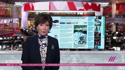Несколько раз ударил себя двумя ножами