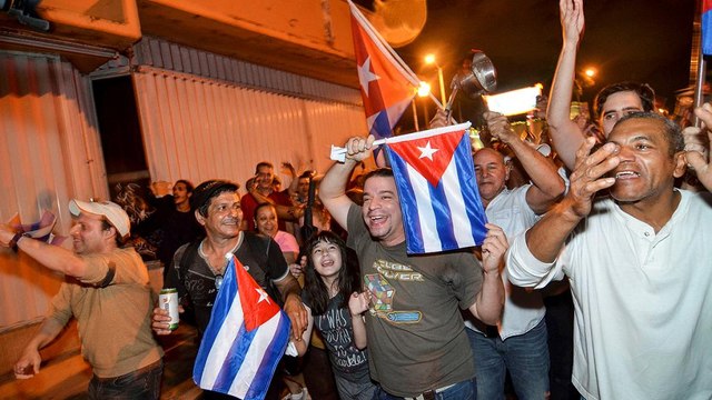 Dissientes cubanos no exílio festejam morte do ditador Castro