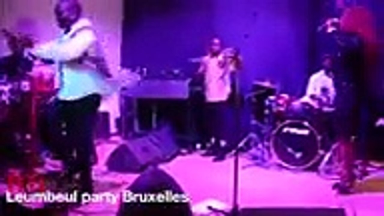 La danse sexy des filles de Bruxelles à la soirée de Titi