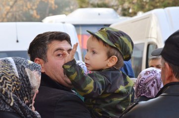 Şehit babasını el sallayarak uğurladı