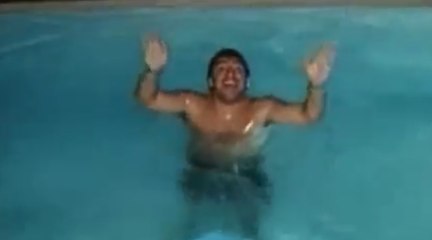 Maradona hablando de Fidel Castro y Cuba en piscina, by Kusturica.