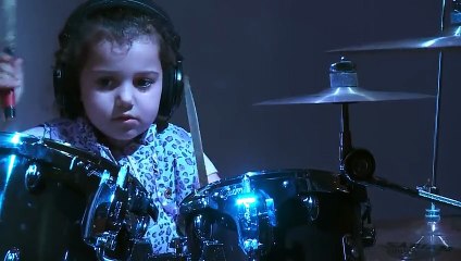 Devinez l'age de cette jeune artiste qui déchire tout derrière sa batterie ?