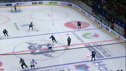 Hockey sur glace - Un gardien de but continue à boire sur une attaque adverse...