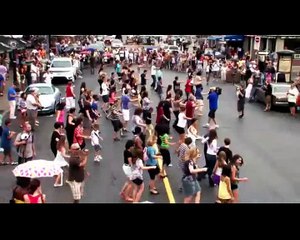 رقص جماعي و عفوي على انغام الموسيقى اليونانيه_xvid