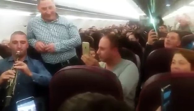 Moment EMOȚIONANT! Un avion plin de români cântă colinde în drum spre Anglia...Îți dau lacrimile