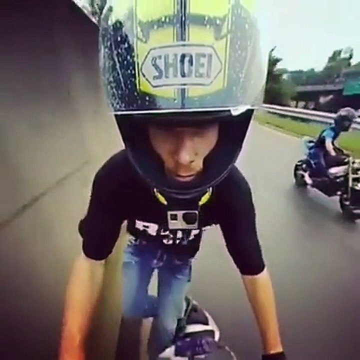 Il fait le con avec sa moto et va vite le regretter. Grosse gamelle