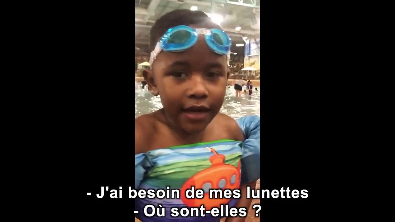 Un petit garçon cherche ses lunettes de piscine