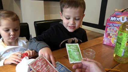 Mr.Max and Miss Katy Делаем цветные коктейли с чудиком в стакане на автомате Mix bubbles Maker Микс баблс мэйкер