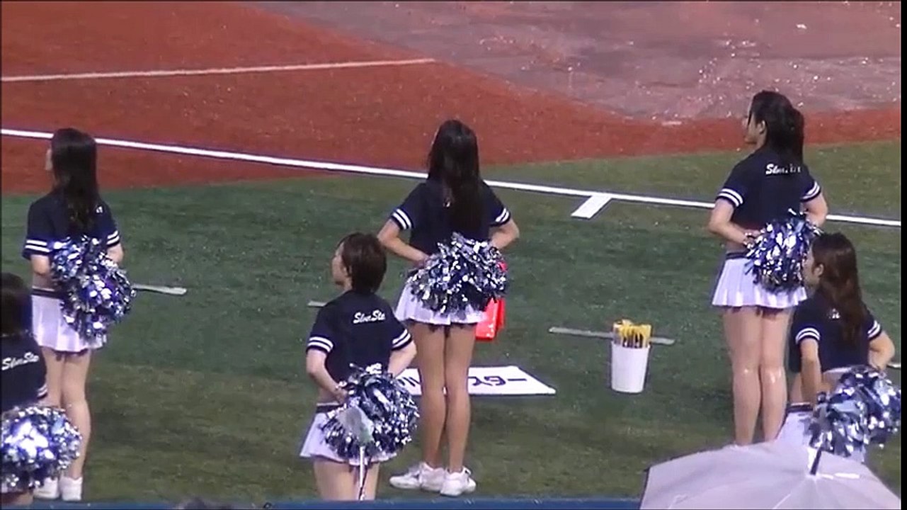 【びしょ濡れチアリーダー】雨が降っても笑顔で応援！Dance performanc