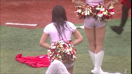 【雨で濡れてピチピチ】チアリーダーは雨でも一生懸命応援しますDance performanc