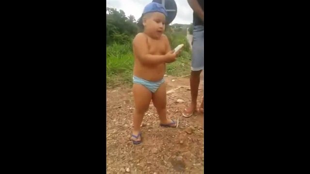 Классно танцует под песню