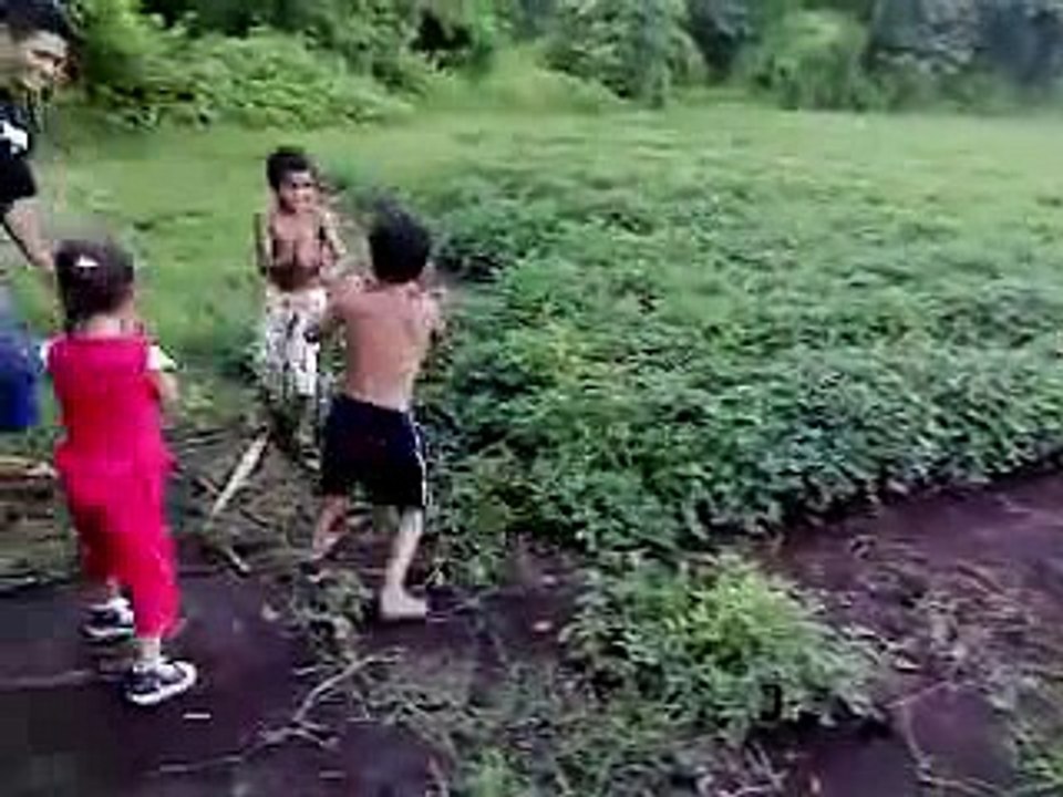 Niños Son instruidos a la violencia
