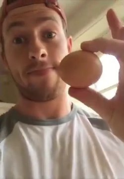 Chaque jou de l'année, il lance des oeufs à sa mère quand elle s'y attend le moins