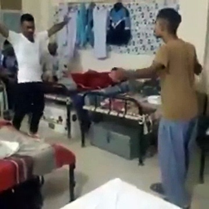 پولیس والوں کے ڈیوٹی کے بعد روم میں شغل دیکھو