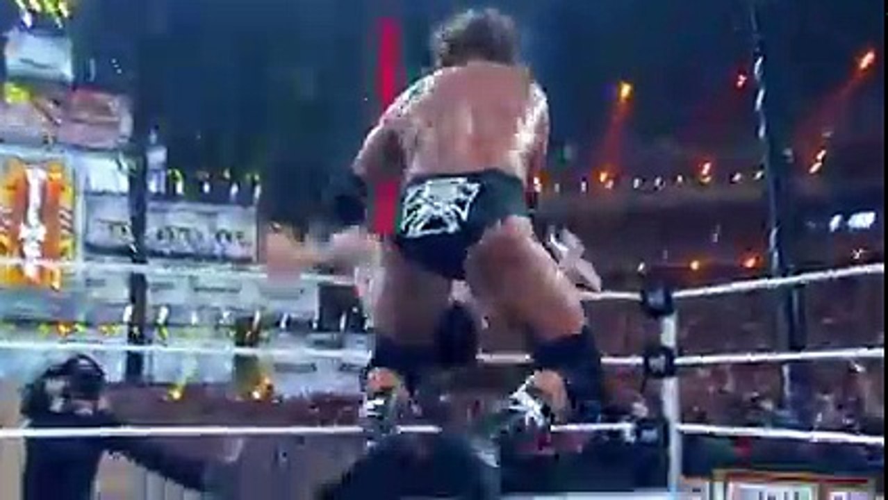 Extreme Rules  Triple H meets Sheamus in a Street Fight -