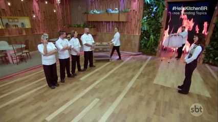Perdedores têm de quebrar nozes usando roupas de ballet