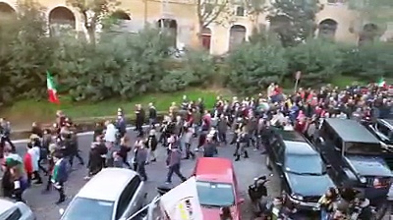 CONTRO LA CENSURA DI REGIME! UN FIUME UMANO PER IL NO 5 STELLE