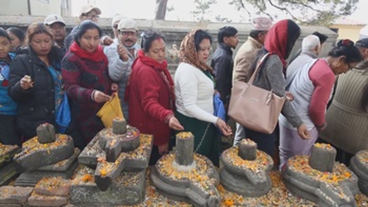 Con una noche de vigilia hindúes en Nepal recuerdan a sus muertos