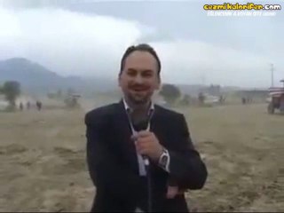 Tarla Şenliğinde Rüzgardan Çadırın Yıkılmasına Pek Sevinip Bir Anda Köy Emmisi Gibi Olan Muhabir