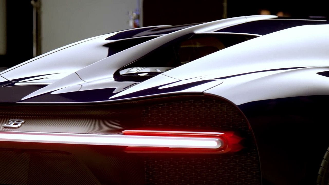 Exclusive First Look - Bugatti Chiron - World’s Fastest Production Car - Motor Trend Presents-Ahgcj8DrLiA